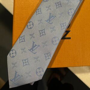 Silk Luis Vuitton Oversize monogram tie. Unworn